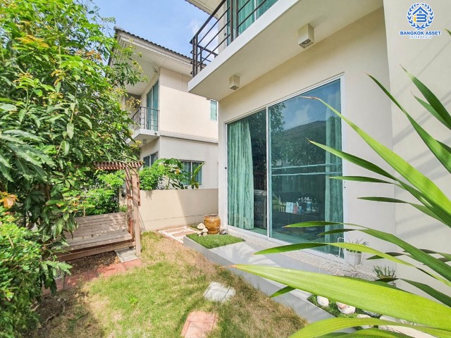 บ้านแฝดมือสองแบรนด์คุณภาพจาก Q.House โครงการ เดอะทรัสต์วิลล์ กาญจนาภิเษก-หทัยราษฎร์  เนื้อที่ 35 ตร.ว. ฟังก์ชัน 3 ห้องนอน 2 ห้องน้ำ บ้านสวยพร้อมเข้าอยู่ แถมเฟอร์นิเจอร์+ เครื่องปรับอากาศ 2 เครื่อง  บนทำเลศักยภาพ ที่เชื่อมต่อถนนหลายเส้นทาง เดินทางสะดวก ใกล้ทางด่วน "จตุโชติ"...